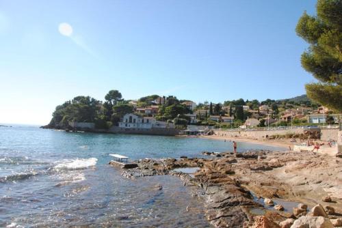 a view of a beach with a town in the background at Appartement cosy proche du port, des plages et des restaurants in Carqueiranne