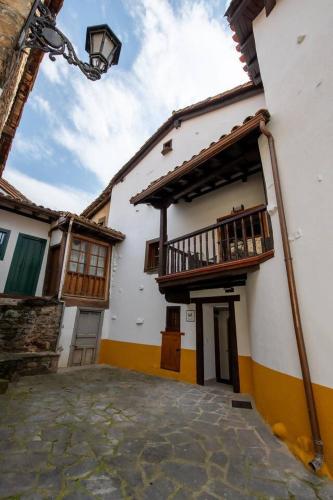 a building with a balcony on the side of it at Miravilla 25 Potes 4 in Potes