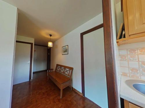 La salle de bains est pourvue d'un lavabo et d'une chaise. dans l'établissement Appt 3 pièces 6 pers avec cheminée et navette proche Le Grand-Bornand - FR-1-241-47, au Grand-Bornand