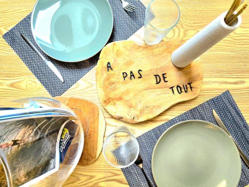 une table en bois avec un panneau indiquant « pas be four » dans l'établissement À Pas de Tout, à Vannes