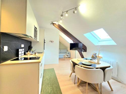 - une cuisine et une salle à manger avec une table et un évier dans l'établissement À Pas de Tout, à Vannes