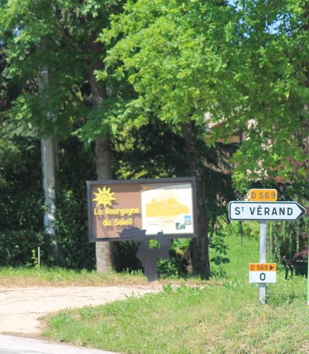a street sign on the side of a road at Hôtel Restaurant Le Moulin de Saint Verand in Saint-Vérand