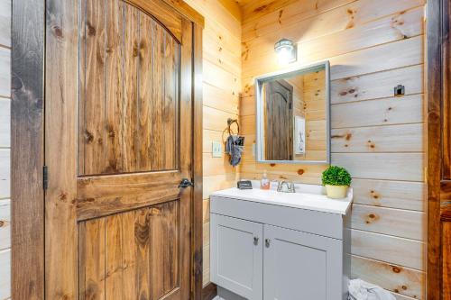 Ένα μπάνιο στο 15 Mi to Hocking Hills Secluded Cabin with Hot Tub