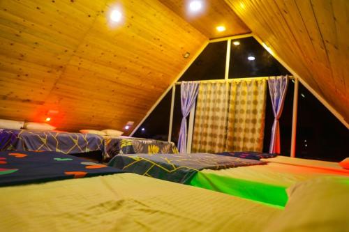Habitación grande con 2 camas y ventana. en Green Infinity Resort, 