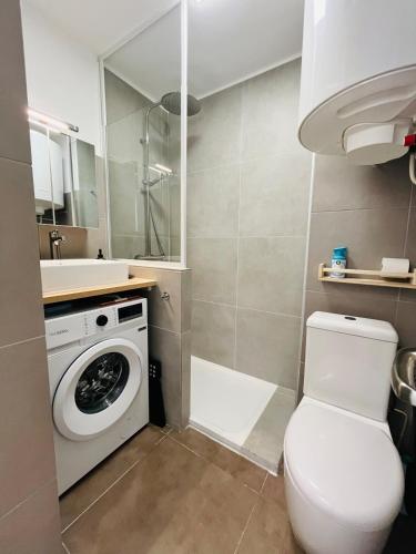 La salle de bains est pourvue de toilettes et d'un lave-linge. dans l'établissement Studio cozy proche de la mer, à Saint-Mandrier-sur-Mer