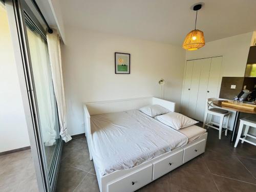 Ένα ή περισσότερα κρεβάτια σε δωμάτιο στο Studio cozy proche de la mer