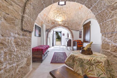 Ένα ή περισσότερα κρεβάτια σε δωμάτιο στο Il Trullo del Pellegrino by BarbarHouse