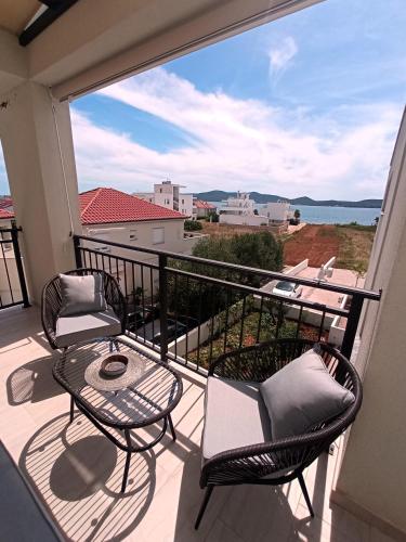 Seaside Serenity "Noir" with pool, 150m from sea