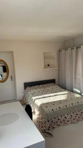 une petite chambre avec deux lits et une table dans l'établissement Clos de la filature sauna et bien-être, à Ronchamp