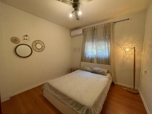 Postel nebo postele na pokoji v ubytování בית של אור ושקט
