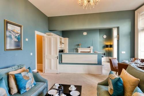una sala de estar con un sofá y una mesa en The Art Deco Retreat-Ramsgate-Ground floor-Sea Views, en Ramsgate