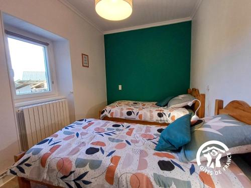 - 2 lits dans une chambre dotée d'un mur vert dans l'établissement test, à Rodez