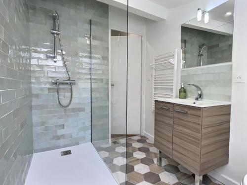 une salle de bain avec douche et lavabo dans l'établissement Le saint Joseph - Hypercentre, à Tournon-sur-Rhône