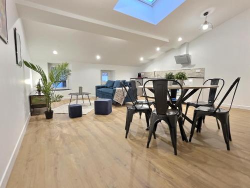 une salle à manger et un salon avec une table et des chaises dans l'établissement Le saint Joseph - Hypercentre, à Tournon-sur-Rhône