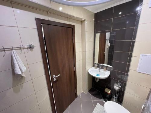 een badkamer met toilet en wastafel bij Sea Diamond 2 in Sunny Beach