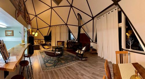 ein großes Wohnzimmer mit einer großen Decke in der Unterkunft Unique and Secluded Dome Getaway near Sacramento, California in Barton