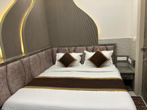 Postel nebo postele na pokoji v ubytování Hotel Shree Guru By VR Hotels
