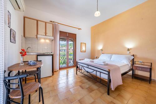 Ένα ή περισσότερα κρεβάτια σε δωμάτιο στο Achilleas Rooms