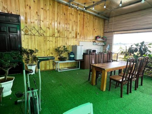une pièce avec une table et des chaises et une cuisine dans l'établissement KiMi HomeStay, à Da Thien