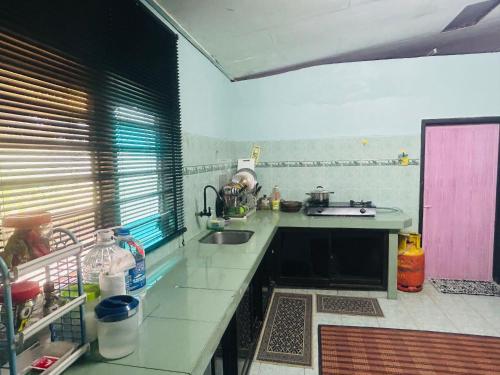 Kuchyň nebo kuchyňský kout v ubytování Mya Homestay Bajet Alor Setar