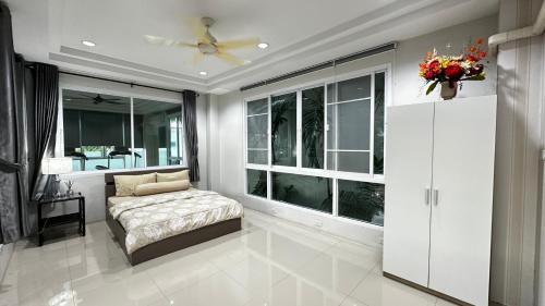Ένα ή περισσότερα κρεβάτια σε δωμάτιο στο 365pool villa Hatyai