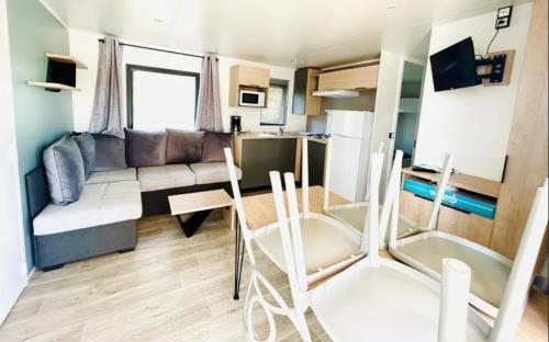 un petit appartement avec une cuisine et un salon dans l'établissement Camping Cristal d'Opale, à Camiers