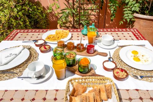 un tavolo con cibi e bevande per la colazione di Riad Itrane a Marrakech