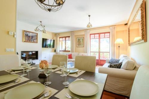 Televisyen dan/atau pusat hiburan di Alto Family House Terraza Sol Playa