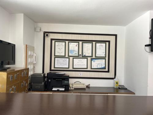 Μια τηλεόραση ή/και κέντρο ψυχαγωγίας στο Hotel Status