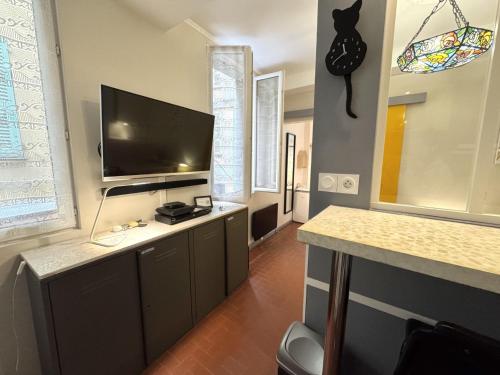 un salon avec une télévision à écran plat sur un mur dans l'établissement ApartHotel Riviera - VINCENT 1 - Vieille Ville - Appartement Supérieur 2 pieces AC, à Nice