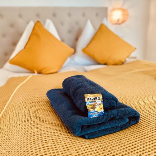 a blue towel sitting on top of a bed at Kapellenblick Seligenstadt in Seligenstadt
