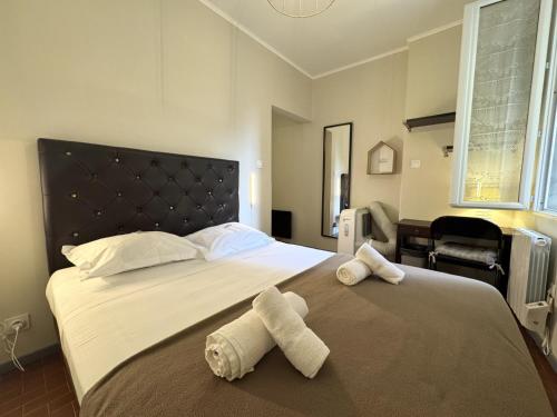 une chambre avec un grand lit avec des serviettes dessus dans l'établissement ApartHotel Riviera - VINCENT 1 - Vieille Ville - Appartement Supérieur 2 pieces AC, à Nice