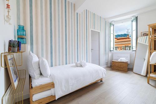 une chambre avec un lit blanc et une fenêtre dans l'établissement Sunlight Properties - Archibald - Nice Port area, 2 Bedrooms, stunning holiday rental apartment with balcony & parking, à Nice