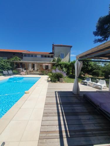 une villa avec piscine et une maison dans l'établissement Maison 8 personnes avec piscine chauffée en Ardèche Safari Peaugres, à Roiffieux