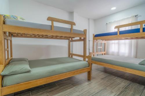a bunk bed room with two bunk beds at Casa Vianca Beach in Estación El Salto