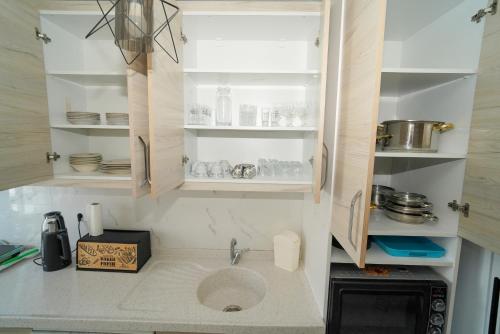 a kitchen counter with a sink in a kitchen at Teraslı Müstakil Ev in Cunda