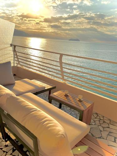 Casa Sud Menton Appartement rénové et moderne en front de mer à Menton, terrasse, cuisine équipée, climatisé, WiFi et Netflix