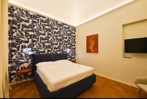 una piccola camera da letto con un letto e una TV di Minerva mini a Bari