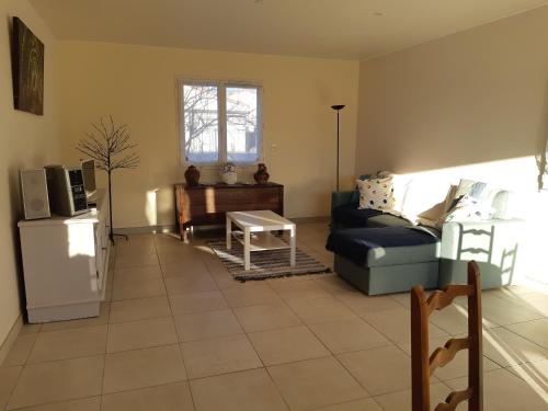 - un salon avec un canapé et un réfrigérateur dans l'établissement villa soleil, à Ruoms