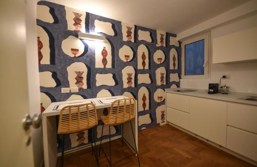 una cucina con tavolo e sedie in una stanza di Minerva mini a Bari