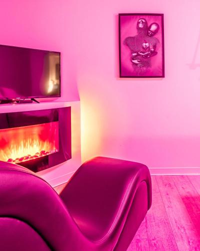 a living room with a couch and a fire place at Le Lovely Narbonnais - Balneo & Sauna in Narbonne