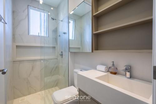 a bathroom with a shower and a toilet and a sink at Estadia sofisticada a 200m da Praia Brava - EHI in Praia Brava