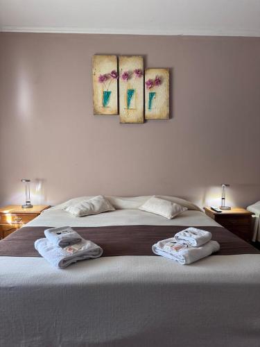 a bedroom with a bed with two towels on it at Hotel Silver Golf in Sierra de la Ventana