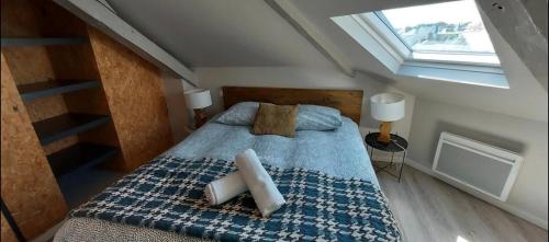 une chambre avec un lit avec une couverture bleue et une fenêtre dans l'établissement Le 303 Appartement familial 4 personnes Deauville, à Deauville