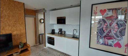 une cuisine avec un évier et un plan de travail dans l'établissement Le 303 Appartement familial 4 personnes Deauville, à Deauville