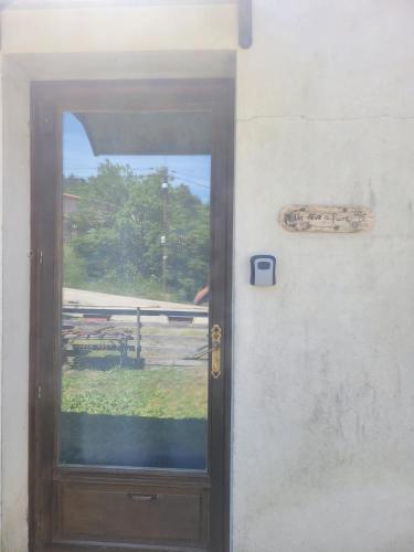 une porte avec une fenêtre et un panneau sur un mur dans l'établissement Un rêve à faire, à Vinezac