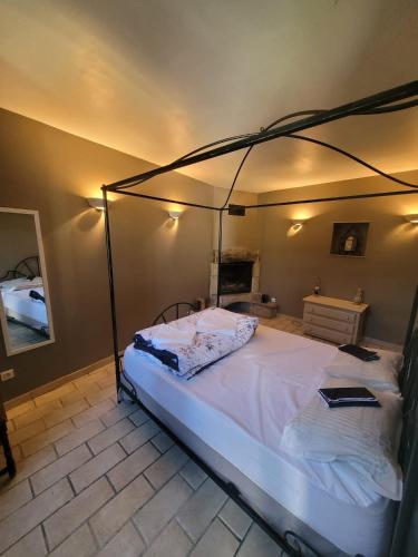 une chambre avec un lit à baldaquin dans l'établissement Un rêve à faire, à Vinezac