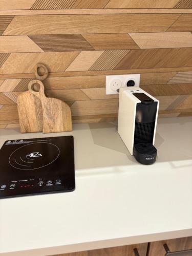 un four micro-ondes et un grille-pain assis sur un comptoir dans l'établissement La Petite Arlésienne 4, à Arles