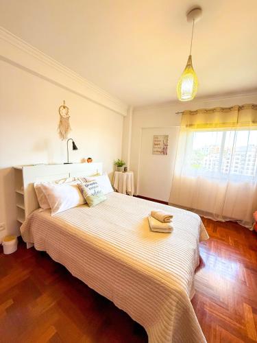 a bedroom with a large white bed in a room at Superhost Stay Spacious Double Rooms near Lisbon and Beaches in Corroios