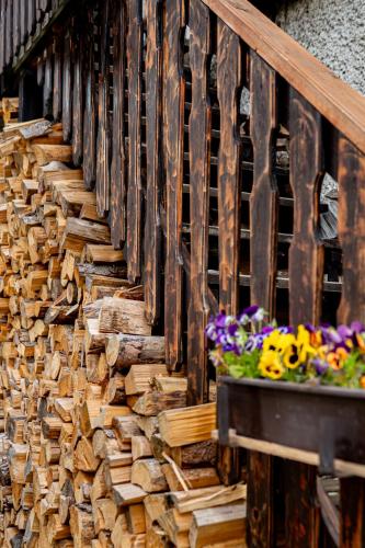 a staircase made out of wood with flowers on it at Ubytování Česká Skalice in Česká Skalice